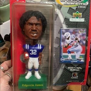 Bobble head and card un opened